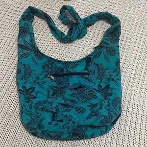 Adorable sling summer purse 🌺 🦋 This just screams spring/summer with the colors